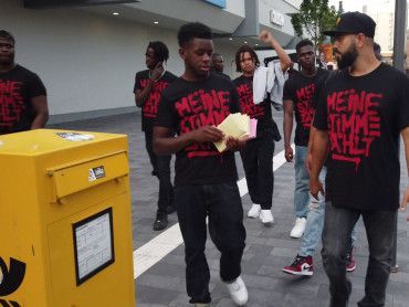 Menschengruppe Briefe einschmeißen