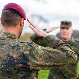 Soldaten salutieren