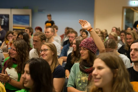 Menschengruppe, Handmeldung Frau