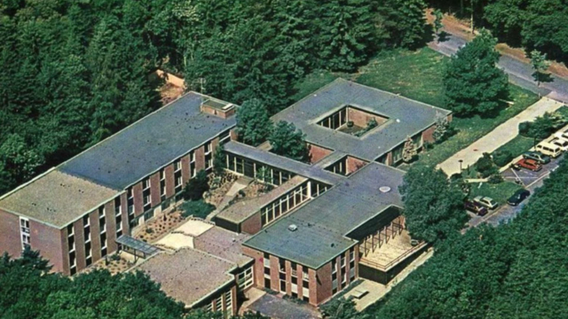 Luftbildaufnahme des Gebäudes der Karl-Arnold-Bildungsstätte in Bad Godesberg am Waldrand