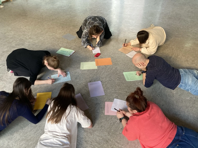 Gruppe skizziert auf Boden