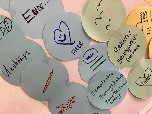 Bunte Sticker mit Skizzen